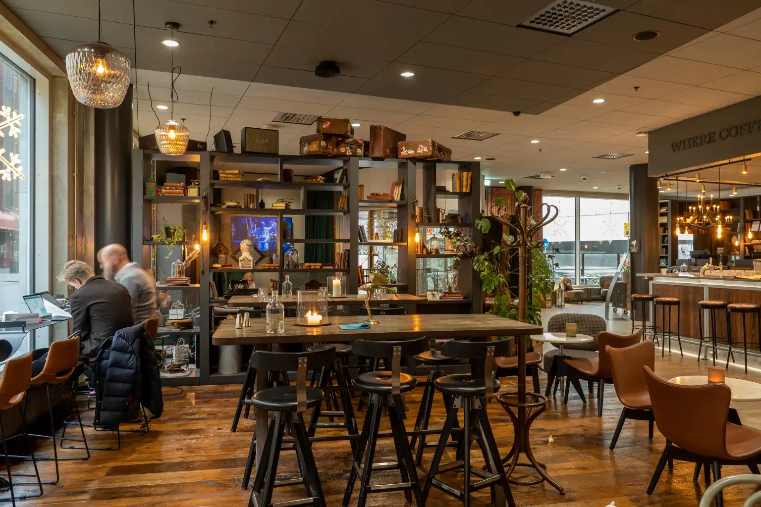 Speaker audio pro SPW-5 in a hotel restaurant bar