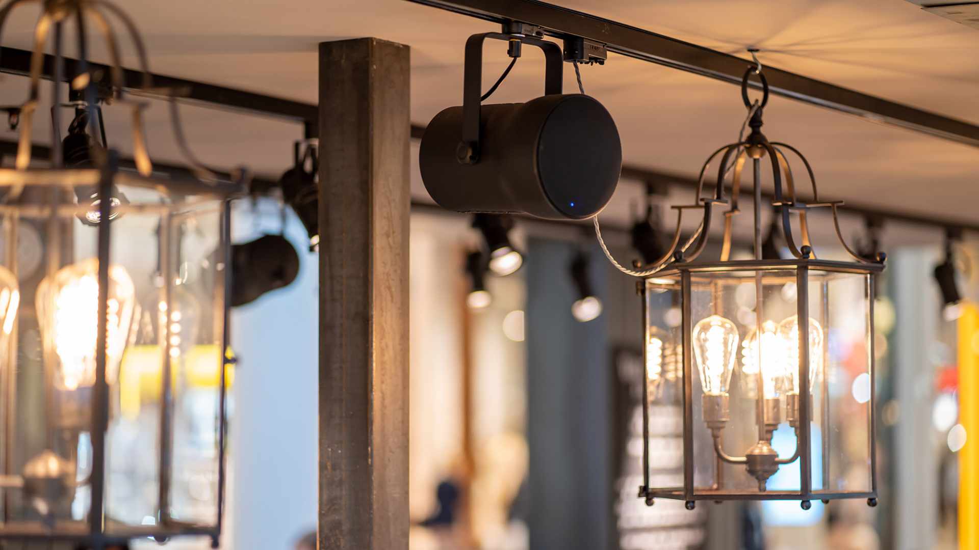 Impianto audio ristorante con musica di sottofondo e diffusori discreti a soffitto